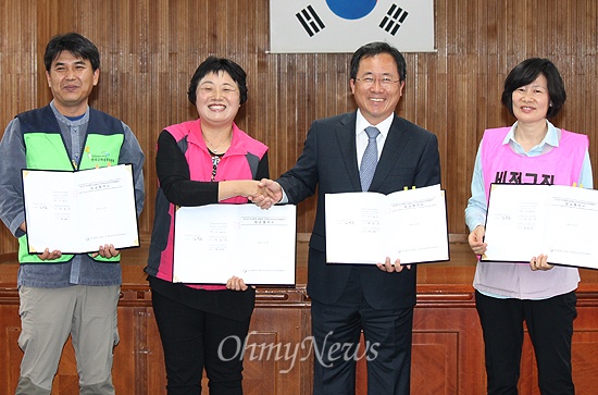  부산광역시교육청과 전국학교비정규직연대회의는 27일 오후 시교육청 중회의실에서 단체협약을 체결했다. 이날 협약식에 참석한 전국공공운수노동조합 전국교육공무직본부 이태의본부장, 전국학교비정규직노동조합 박금자위원장, 김석준 부산시교육감, 전국여성노동조합 최순임부위원장 (왼쪽부터)이 단체협약서를 들고 웃고 있다. 