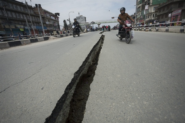 (박타푸르<네팔> EPA=연합뉴스) 26일(현지시간) 네팔 카트만두 인근 박타푸르 지역의 도로가 대지진으로 인해 반으로 갈라져 있다. 