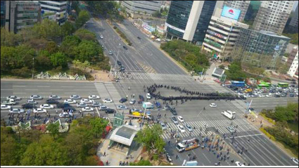 민주노총 대구본부와 시민단체들은 지난 24일 경찰이 범어네거리를 먼저 점거했다며 증거사진을 제시했다.