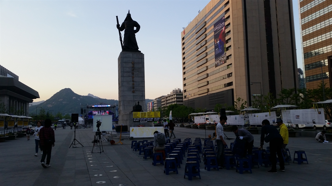 이순신 동상을 기준으로 추모의 공간과 향연의 공간이 분리돼 있다.