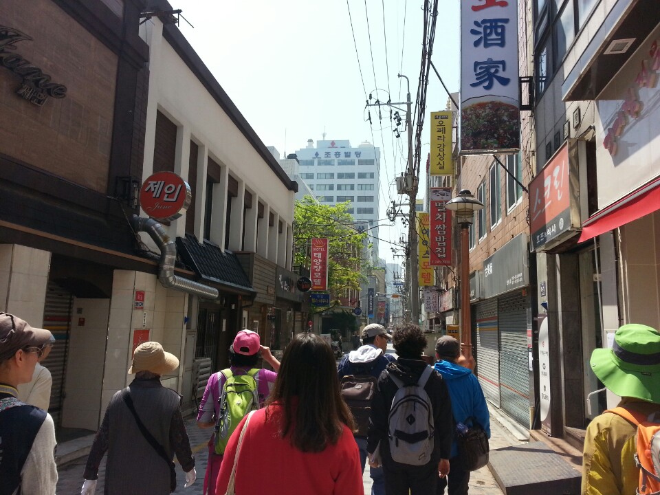 왜관이었다가 일본인들의 전관거류지로 바뀐 중앙동(본정통) 거리를 걷는 참가자들