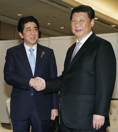 시진핑 중국 국가 주석과 아베 신조 일본 총리가 지난 4월 22일 인도네시아 자카르타에서 회동하고 양국관계 현안 등을 논의했다. 두 정상의 회동은 이번이 두번째이며 지난 11월 이후 5개월여 만이다.