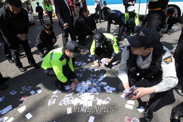 박근혜 퇴진 전단 수거하는 경찰 청년들이 28일 오전 서울 종로구 청와대 인근 총리공관 앞에서 박근혜 정권 퇴진을 요구하는 전단을 살포하자, 경찰이 '박근혜 정부 타도하자', '파산정권 퇴거하라'라고 적힌 전단을 수거하고 있다.