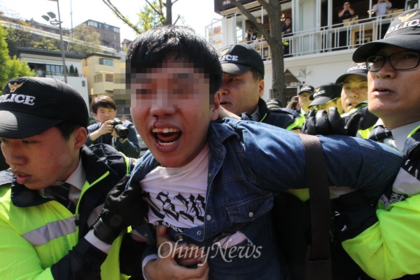 청년들이 28일 오전 서울 종로구 청와대 인근 총리공관 앞에서 박근혜 정권 퇴진을 요구하는 기습시위를 벌이자, 경찰이 이들을 강제 연행하고 있다.
