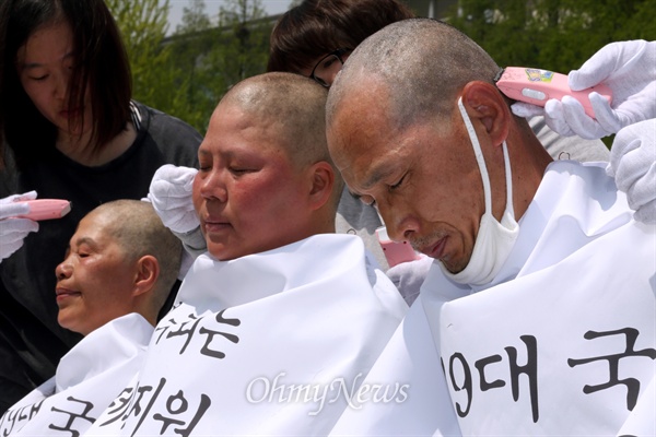  형제복지원 사건 피해 생존자들이 28일 오전 서울 여의도 국회 정문 앞에서 형제복지원 사건의 진상규명을 위한 특별법 제정을 촉구하며 집단 삭발하고 있다.