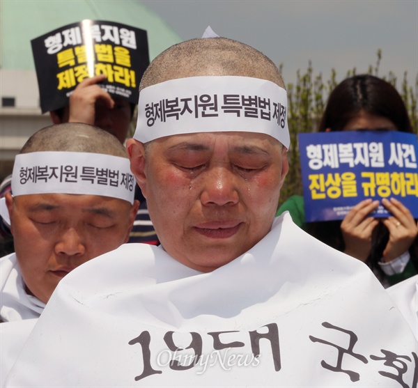 형제복지원 사건 피해 생존자들이 28일 오전 서울 여의도 국회 정문 앞에서 형제복지원 사건의 진상규명을 위한 특별법 제정을 촉구하며 집단 삭발하고 있다.