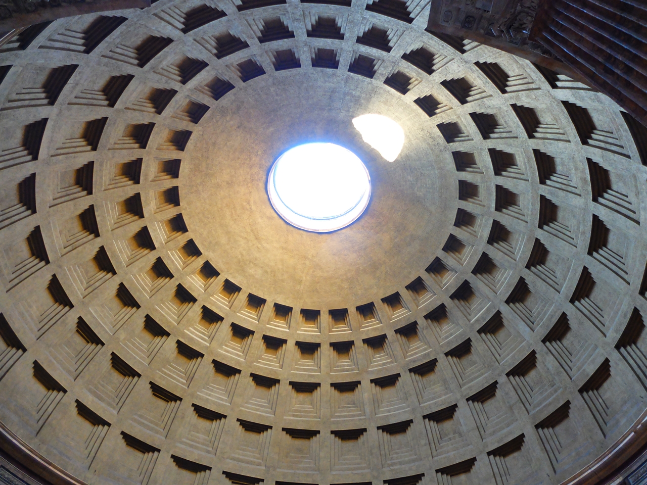 로마, '판테온' 내부 돔. 무게를 가볍게 하기 위해 수많은 사각형의 우물 모양 '반자'를 만들어 놓았습니다.  