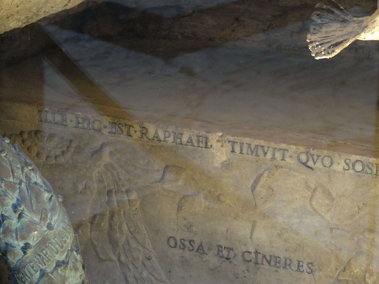 로마, '판테온' 라파엘로의 무덤. 석관에 새겨진 라파엘로의 이름입니다. 