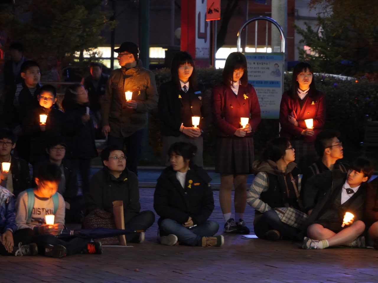 지난 16일 안성시민들이 내혜홀광장에 모여 촛불을 켜고 세월호 실종자들이 사랑하는 가족의 품으로 돌아오길 기원하고 있다. 