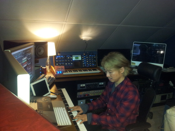  지난 24일, 이동준 작곡가가 작업실에서 작업을 하고 있는 모습.