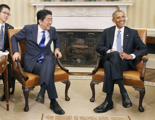 버락 오바마(오른쪽) 미국 대통령과 아베 신조(安倍晋三) 일본 총리가 28일(현지시간) 미국 워싱턴DC의 백악관에서 회담하고 있다.