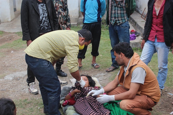 28일(현지시간) 네팔 북동부 신두팔촉 지역 멜람치 병원에서 의사(왼쪽)가 부상자를 진료하고 있다. 2015.4.28 