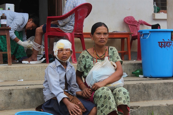  28일(현지시간) 네팔 북동부 신두팔촉 지역 멜람치 병원에서 한 소녀기 머리에 부상을 당해 눈을 뜨지 못하고 있다.