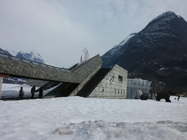 1991년에 개관한 빙하박물관은 요스테달브렌 국립공원에 있으며, 빙하 및 기후변화에 관련된 자료들을 모아 전시하고 있다.