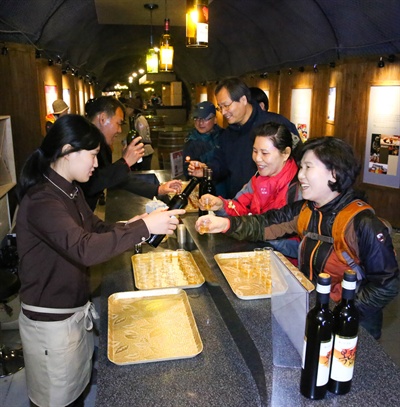 광명동굴 관람객들이 와인을 시음하고 있다. 