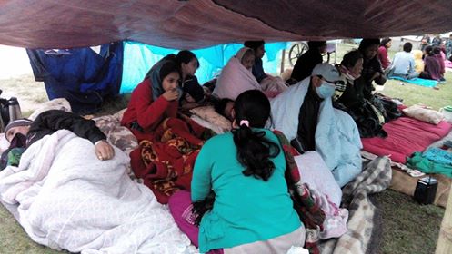 카트만두 로열골프장에 임시로 텐트를 만든 주민들. 네팔의 현지 친구가 보내 준 사진