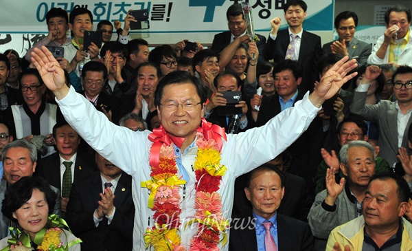 4·29재보선 광주 서을 국회의원 선거에서 당선된 천정배 무소속 후보가 당선 확정 직후 자신의 선거사무소에서 지지자들과 환호하고 있다.