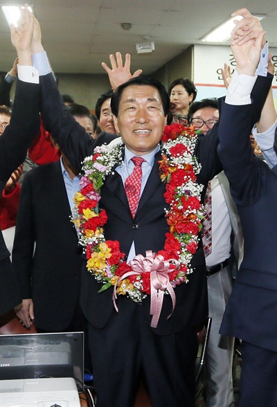  4·29 재·보궐선거 인천 서구강화을에 당선한 새누리당 안상수 후보가 29일 오후 인천시 강화군 자신의 선거사무소에서 지지자들과 기쁨을 나누고 있다.