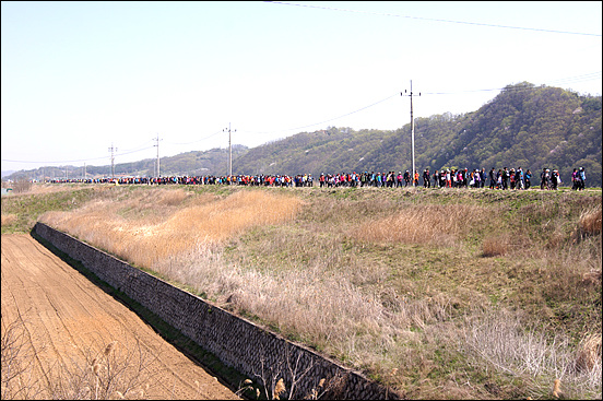 2015 평화누리길 걷기 [연천] 행사에 참가한 1,200여명의 참가자들이 걷고 있는 모습이다. 