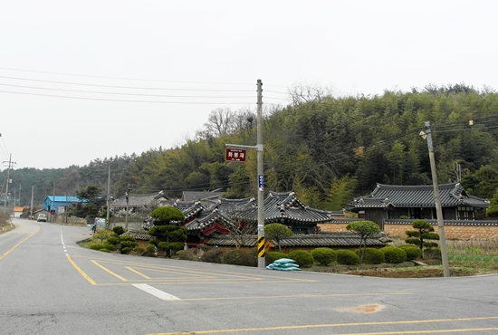  근대화의 물살을 잘 견뎌낸 원오곡 마을의 화봉재와 효열문
