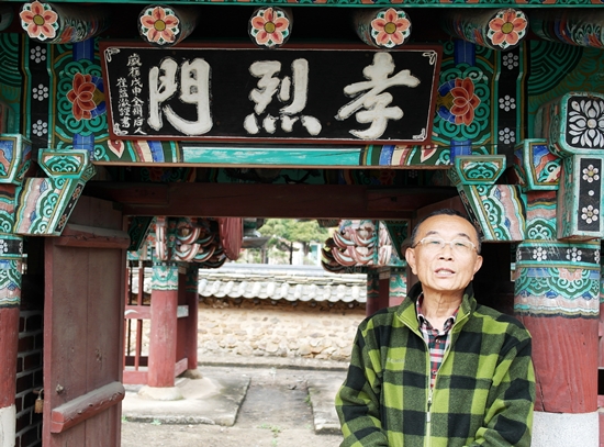  올바른 문화재 보존을 위해 화봉재를 일반에게 공개하겠다고 밝히는 전호성씨 
