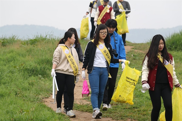 부산장신대학교는 4월 30일 김해 곳곳에서 전교생이 환경정화작업을 벌였다.