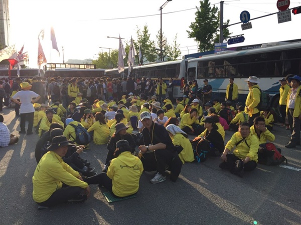세월호 유가족 100여 명이 경찰 차벽 앞에서 주저 앉아 있다. 