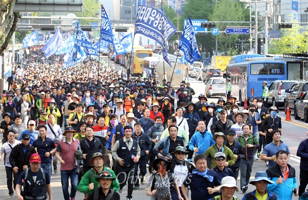 세계노동절 대회를 마친 민주노총 조합원들이 1일 오후 서울 종로구 청계광장을 지나 청와대로 행진을 벌이고 있다.