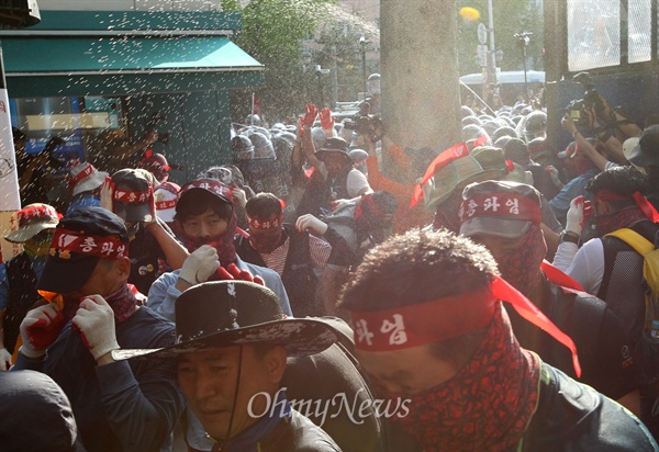 세계노동절 대회를 마친 민주노총 조합원들이 1일 오후 서울 종로구 인사동에서 청와대를 향해 행진을 벌이자, 경찰이 캡사이신을 살포하고 있다.