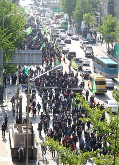세계노동절 대회를 마친 민주노총 조합원들이 1일 오후 서울 중구 을지로를 지나 청와대로 행진을 벌이고 있다.
