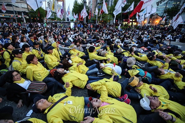 세월호참사 유가족과 시민학생들이 지난 5월 1일 오후 서울 안국동네거리에서 청와대 행진을 시도하다 경찰 차벽에 가로 막히자 파도타기를하며 항의 집회를 하고 있다.