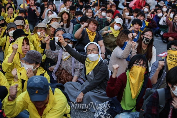 세월호참사 유가족과 시민학생들이 1일 오후 서울 안국동네거리에서 청와대 행진을 시도하다 경찰 차벽에 가로 막히자 항의 집회를 하고 있다.