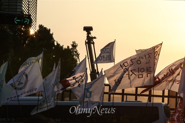 세월호참사 유가족과 시민학생들이 1일 오후 서울 안국동네거리에서 청와대 행진을 시도하는 가운데,  경찰이 차벽과 물대포로 가로막고 있다.