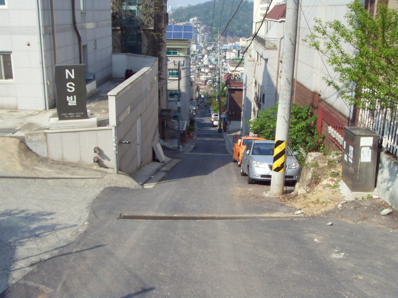 신림동 고시촌 윗동네 신림동 고시촌은 일명 '아랫동네'와 '윗동네'로 나뉜다. 아랫동네는 학원, 음식점, 서점, 복사집 등 학업 및 편의시설이 번화한 곳이다. 한편, 윗동네는 상당히 높고 가파른 비탈길을 걸어올라가야 하는데 위로 올라갈수록 방값이 싸진다.