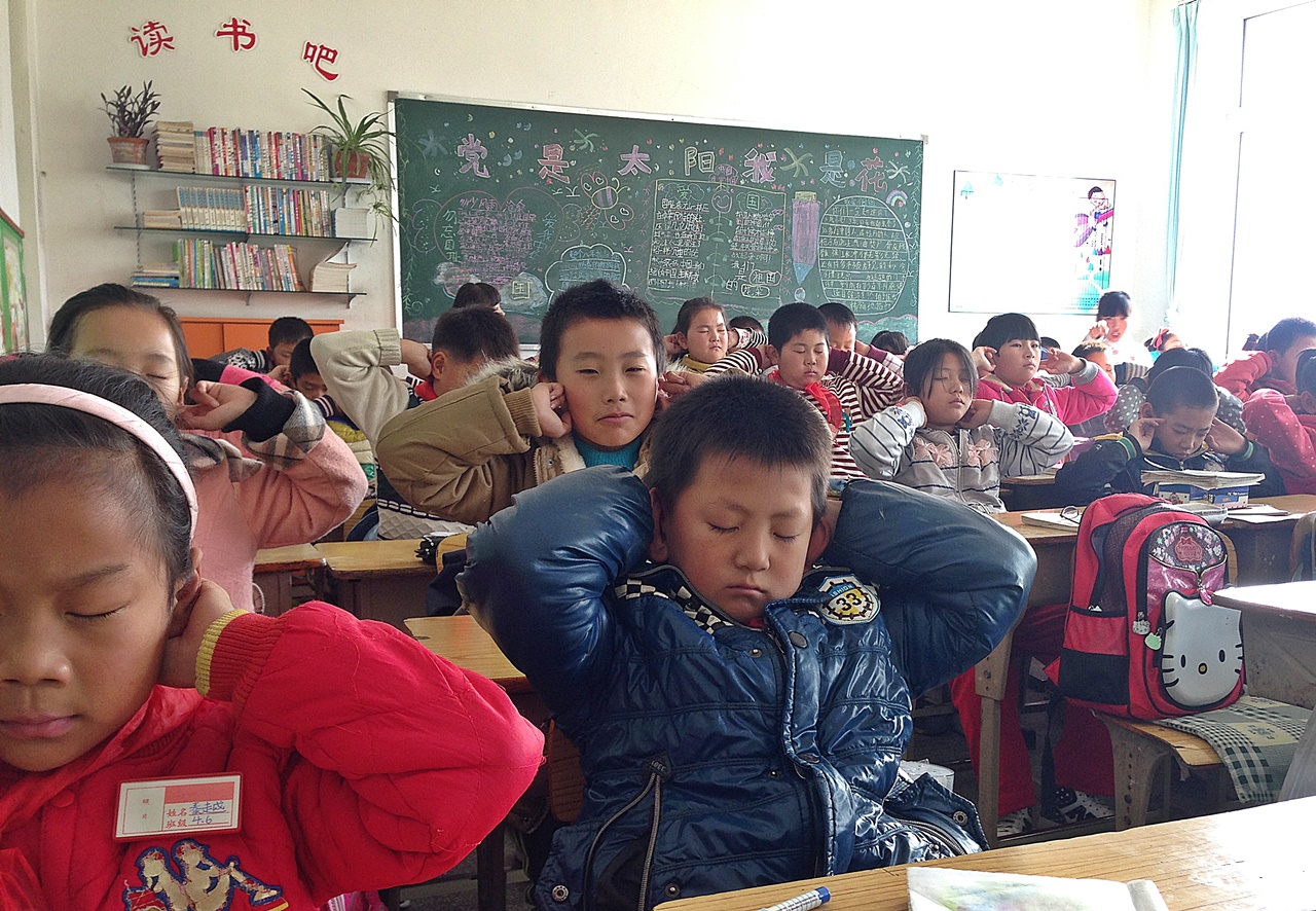 지압을 하고 있는 중국 초등학생들.
