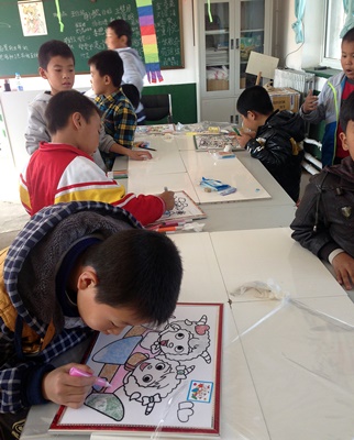 그림에 색을 칠하고 있는 중국 아이들