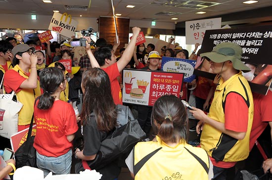 지난1일 오후, 아르바이트노동조합 노조원들이 서울 관훈동에 위치한 맥도날드 매장을 기습 점거한채 맥도날드의 사회적 책임, 최저임금 1만원을 요구하고 있다.