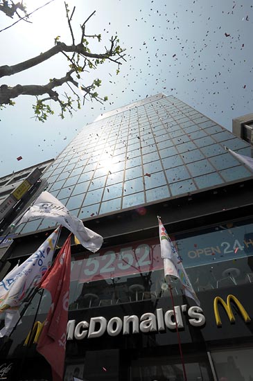 지난1일 오후, 종로3가 맥도날드 매장이 위치해 있는 건물의 옥상에서 ‘맥도날드를 바꾸자! 최저임금 1만원으로!’라고 써져 있는 유인물이 뿌려지고 있다.