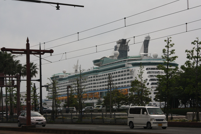 나가사키항에는 이틀 간격으로 거대한 크루즈선이 들어왔다. 이용하는 승객의 출신국가도 다양하다 