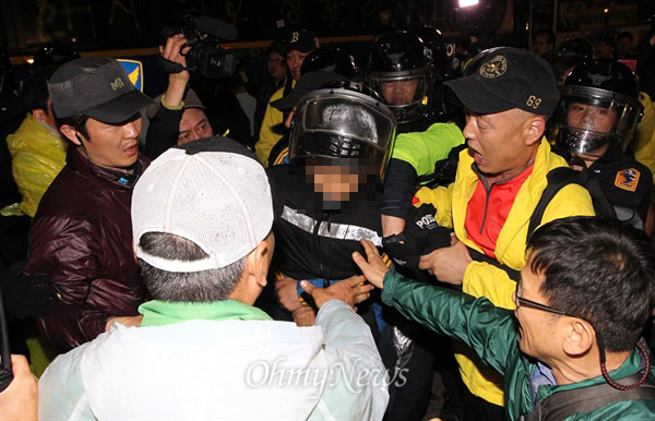 2일 오전 서울 종로구 안국역 네거리에서 경찰이 유가족을 방패로 때리며 "맞아도 싸다"라고 하자 분노한 유가족들이 경찰을 붙잡고 사과를 요구하고 있다.