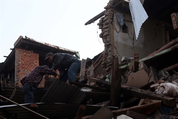 2일 오전(현지시간) 네팔 카트만두 박타푸르 주택가에서 주민들이 무너진 건물 잔해 더미에 올라 생필품을 챙기고 있다.

지진 발생 8일째를 맞는 카트만두는 아픔을 극복하고 다시 일상을 되찾으려는 분위기다. 