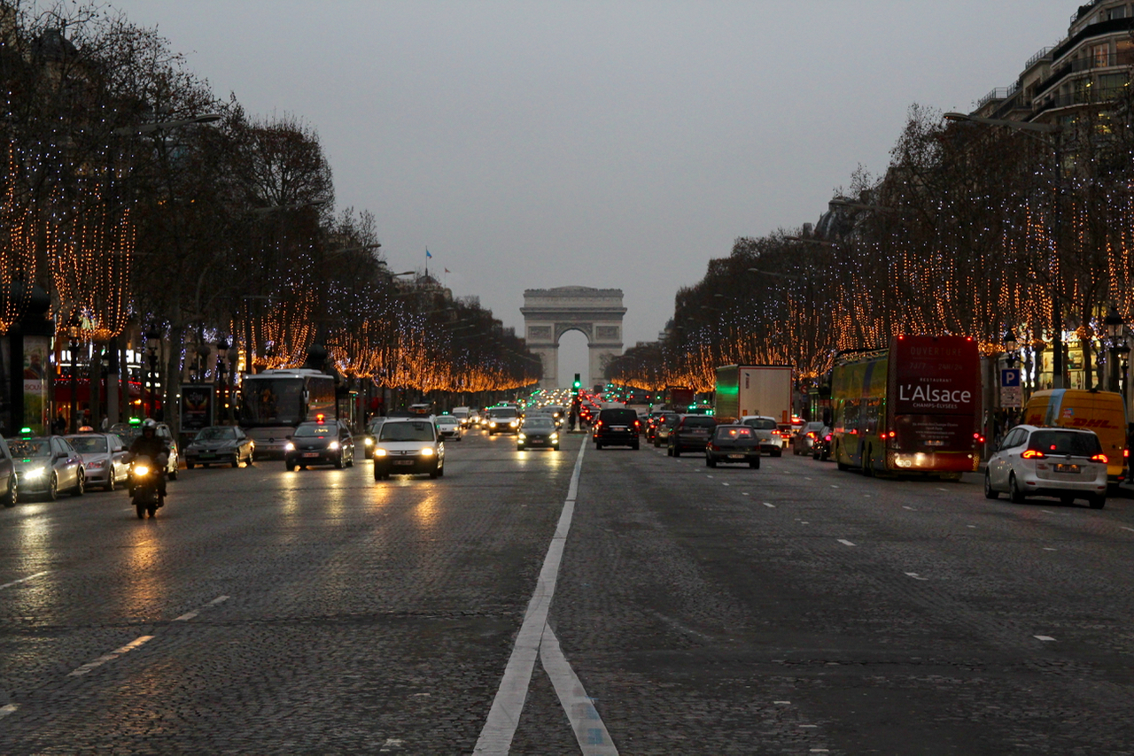 해질 무렵, 1월 겨울날의 샹젤리제 거리 풍경