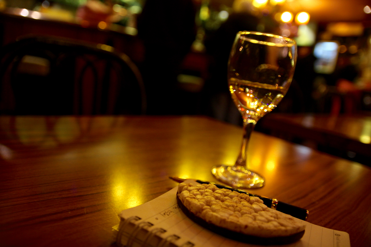 파리 생드니 가에서 들어간 서민적인 카페에서. 값싼 화이트 와인 한잔을 들고 앉았다. 