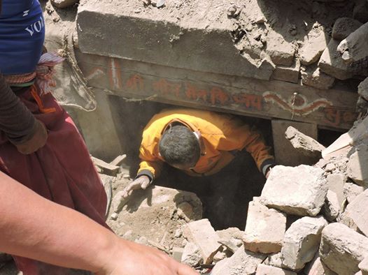 생존자 수색 작업 중인 티벳 승려들(티벳청년연합회 사진)