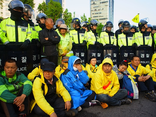 경찰들에게 막혀 더는 나아가지 못하고 있는 유가족들