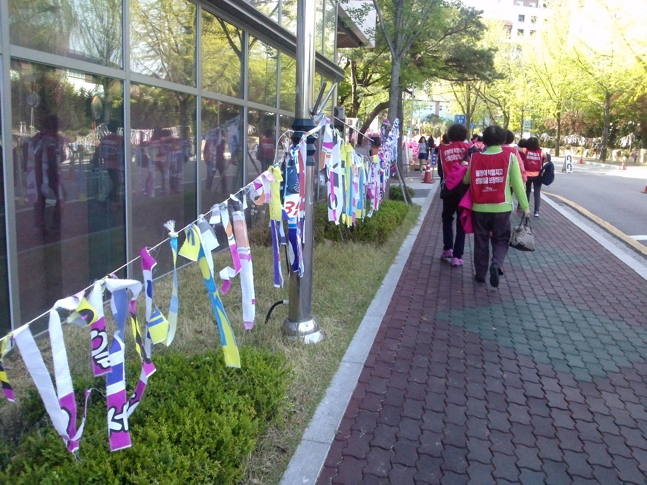 청소노동자들이 서울여대 비정규직 노동자들과의 연대를 위해 집회 장소로 가고 있다.