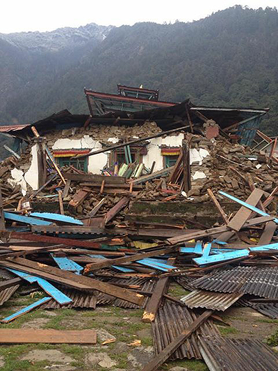 지진으로 무너져 내린 멜라치걍 마을의 사원. 심한기 대표는 "네팔인들에게 종교는 일상이고, 삶이고, 희망이고, 미래"라며 "사원을 복구하는 것이 네팔인들에게 얼마나 큰 의미인지 이해해야 한다"라고 강조한다.