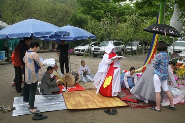 가사장삼에 고깔을 쓴 김애진이 맞이굿에서 신을 맞아들이는 천궁맞이를 하고 있다. 낮 시간에는 비가 내렸다 