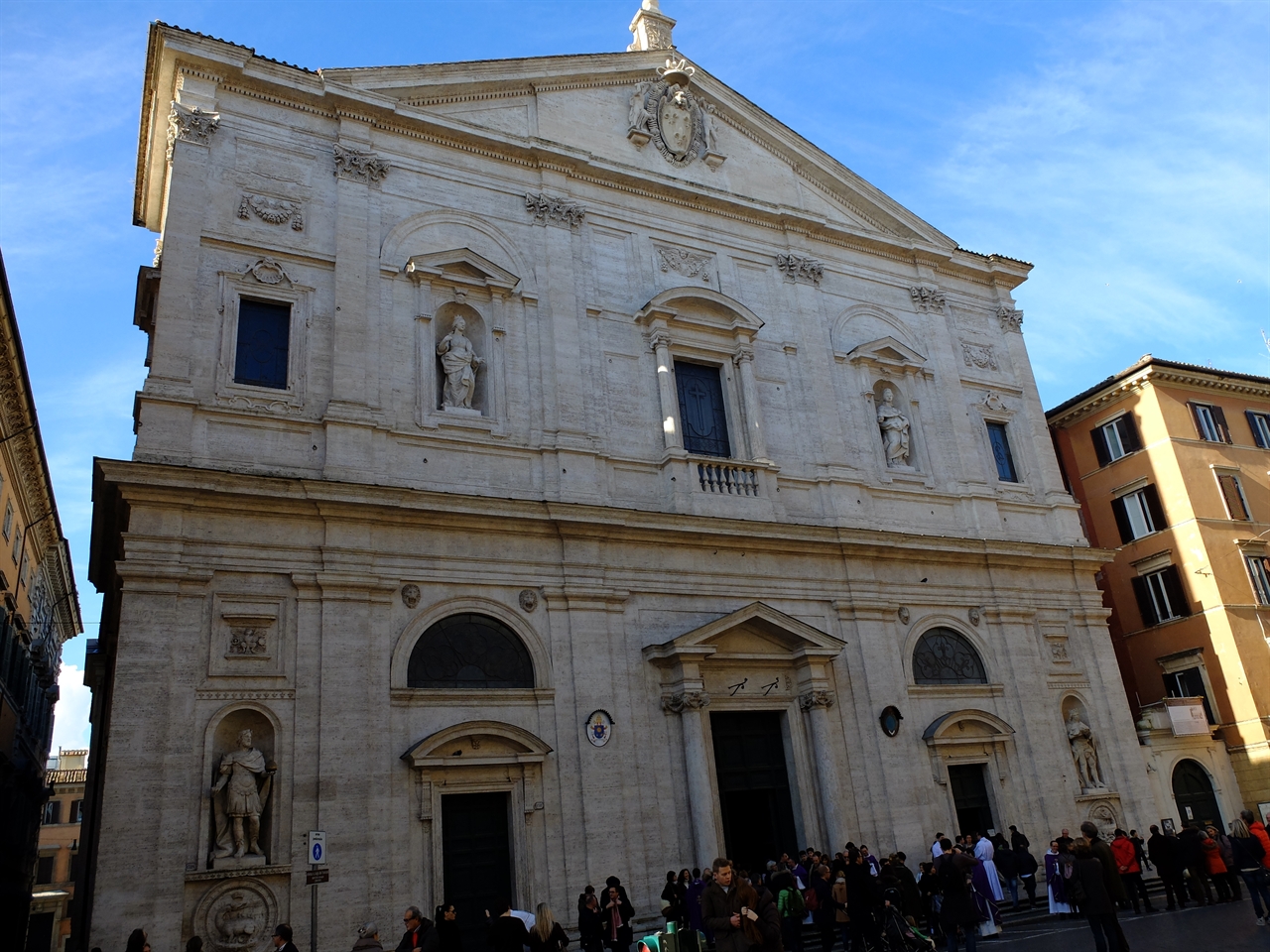 로마 '산 루이지 데이 프란체시 성당' - 다른 성당들보다 훨씬 많은 사람들이 입구에 모여 있습니다. 