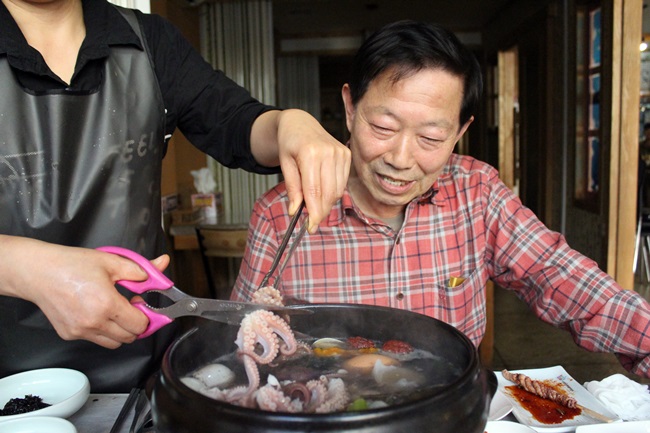 주꾸미 샤브샤브, 주꾸미 자르는 것만 봐도 흐뭇한 웃음이 맺혔습니다.